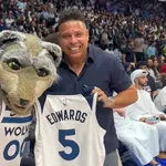 Visita fenomenal! Ronaldo aproveita lua de mel e vai a jogo da pr&eacute;-temporada da NBA