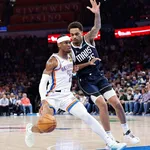 Em grande duelo de Shai e Kyrie, Thunder vence Mavericks em casa