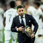 Novo campe&atilde;o do UFC, Ilia Topuria &eacute; ovacionado em est&aacute;dio do Real Madrid