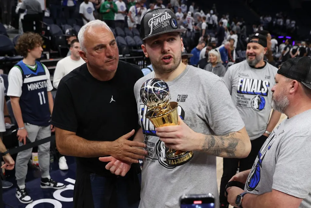 NBA Playoffs 2024: ap&oacute;s t&iacute;tulo, Luka Doncic refaz foto com seu pai