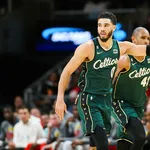 Celtics vencem Hawks com barraco e encostam nos Bucks; veja resultados da NBA