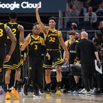 Em duelo de brasileiros na NBA, Warriors atropelam Grizzlies