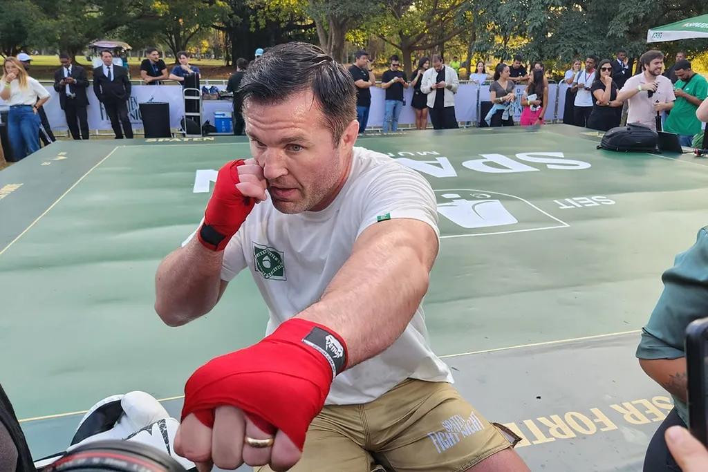 &ldquo;Ele me traz aqui como se pudesse confiar em mim&rdquo;, avisa Sonnen para Anderson