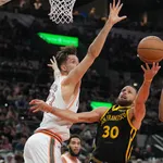 NBA: Aqui, n&atilde;o! Curry tem boa atua&ccedil;&atilde;o e salva Warriors de vexame