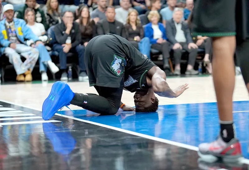 [NBA] Les&atilde;o no joelho amea&ccedil;a os 65 jogos e o supermax de US$ 304 milh&otilde;es de Anthony Edwards