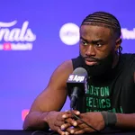 Finais da NBA: &lsquo;Ele foi fant&aacute;stico&rsquo;, diz Jaylen Brown em noite hist&oacute;rica de Porzingis