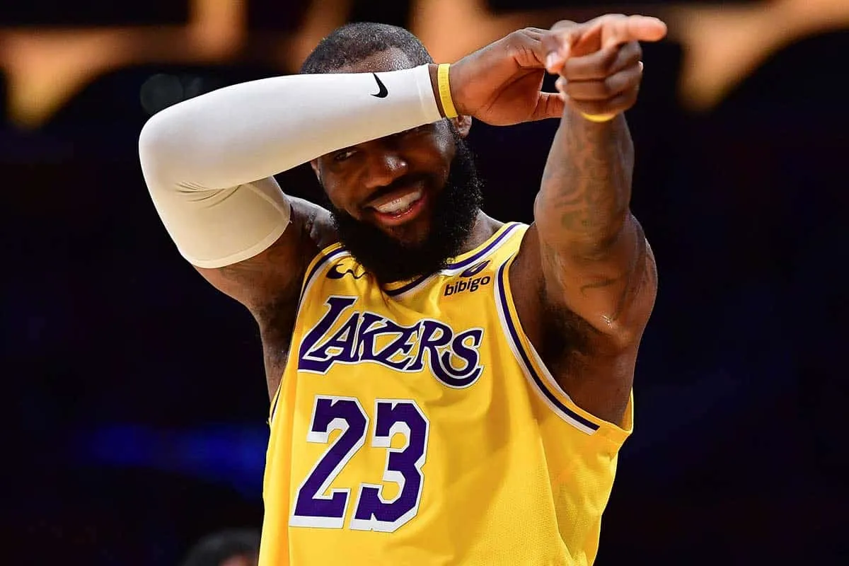 Lebron James tenta de tudo, mas n&atilde;o evita derrota dos Lakers na NBA.