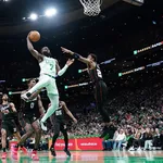 Jaylen Brown e Derrick White brilham em vit&oacute;ria dos Celtics sobre os Pistons
