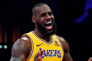 LeBron James bate novo recorde em semifinal impressionante da Copa NBA