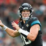 NFL: Trevor Lawrence deve ser question&aacute;vel na Semana 18