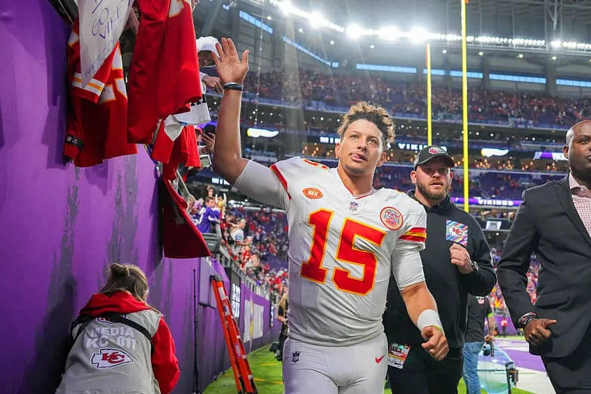 NFL: Chiefs vencem Vikings fora de casa ap&oacute;s &ldquo;susto&rdquo; de Travis Kelce