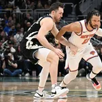 Knicks vencem Bucks fora de casa com show de Jalen Brunson