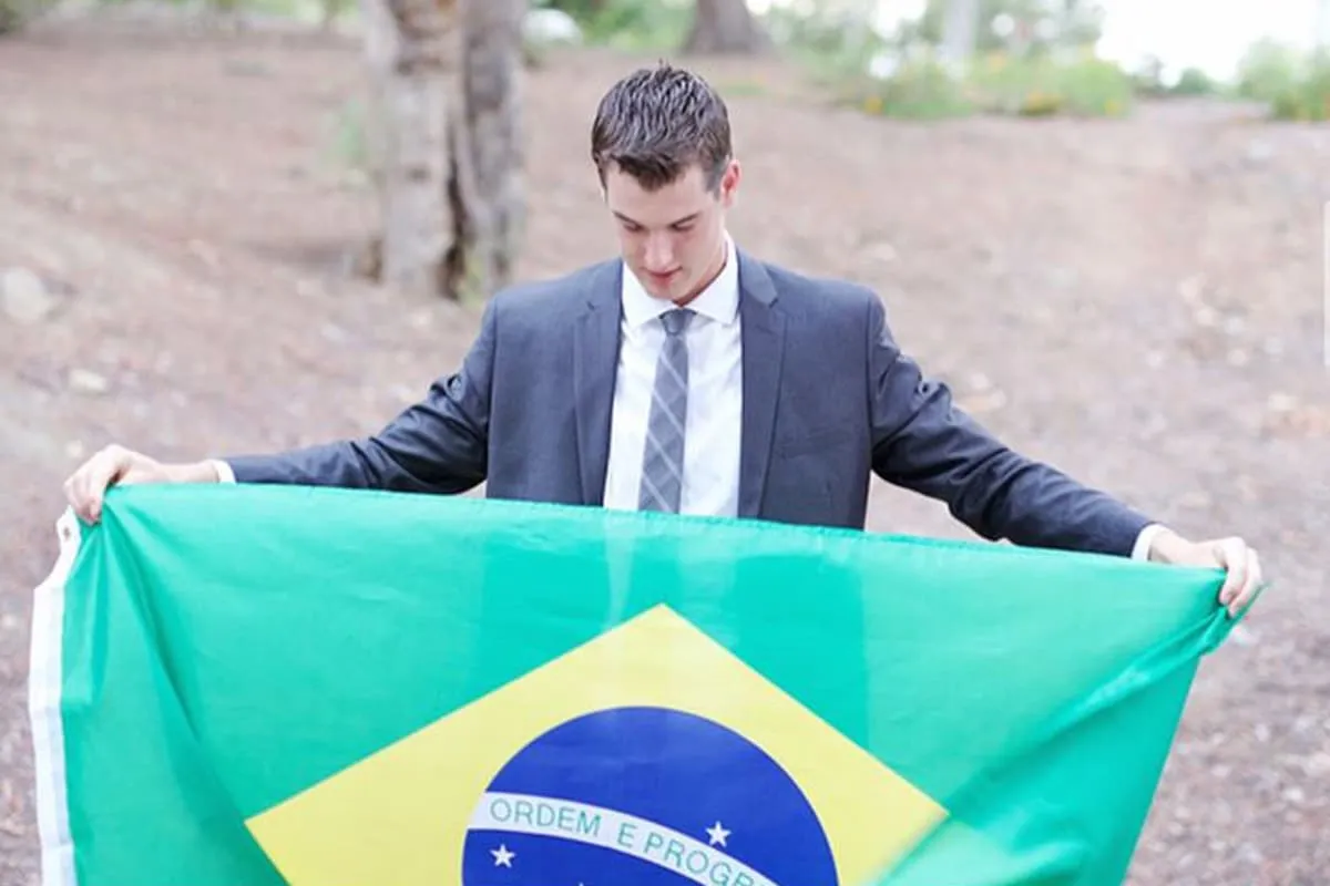 Tanner Mckee com a bandeira do Brasil