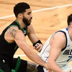 Finais NBA: com triplo-duplo mesmo lesionado, Doncic assume derrota no Jogo 2
