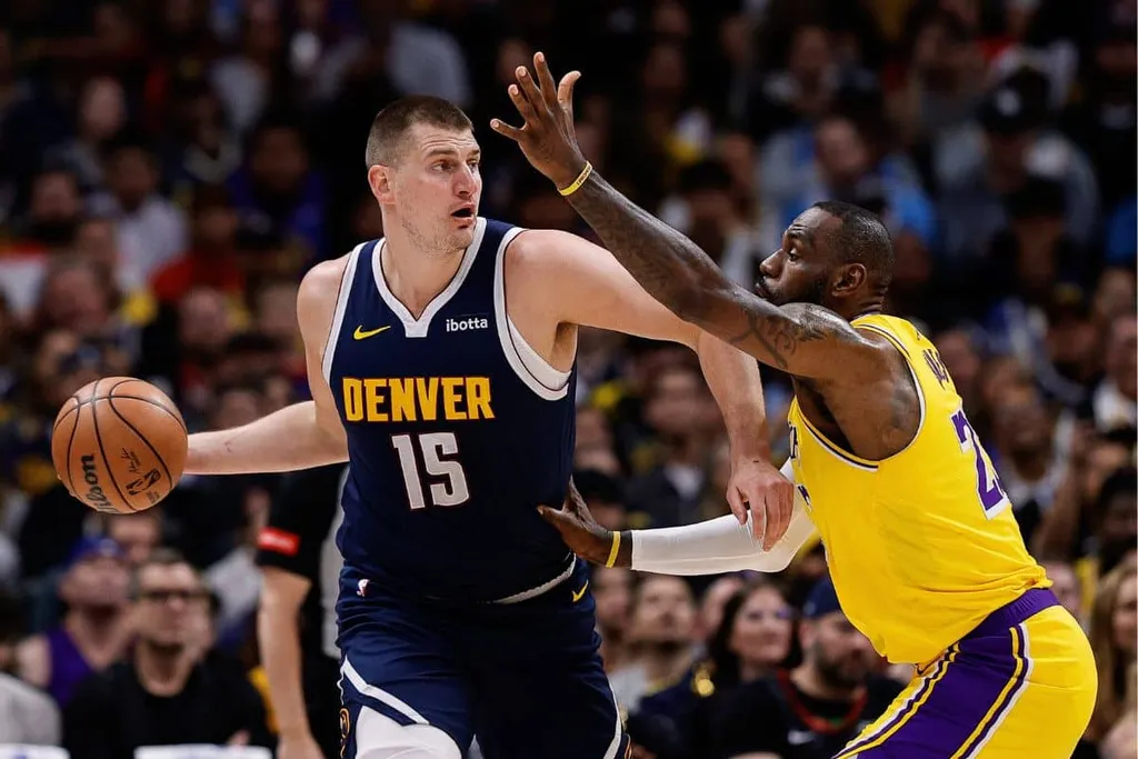 Nikola Jokic, do Denver Nuggets, e LeBron James, do Los Angeles Lakers. Foto: Icon sport