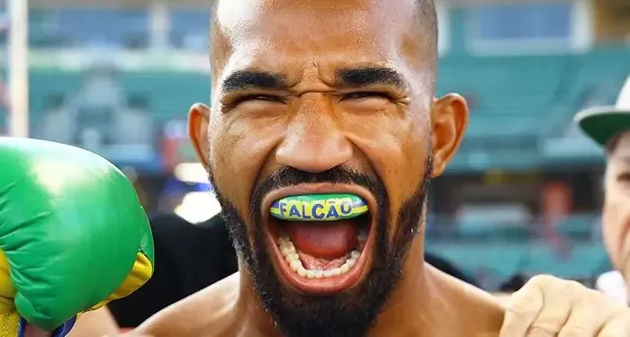 Esquiva Falc&atilde;o cai duas vezes e conhece 1&ordf; derrota na disputa pelo cintur&atilde;o&nbsp;mundial