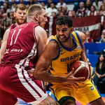 Brasil &eacute; atropelado pela Let&ocirc;nia e d&aacute; adeus &agrave; Copa do Mundo de Basquete