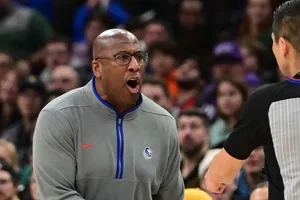 NBA pune treinador dos Kings após confusão com árbitro