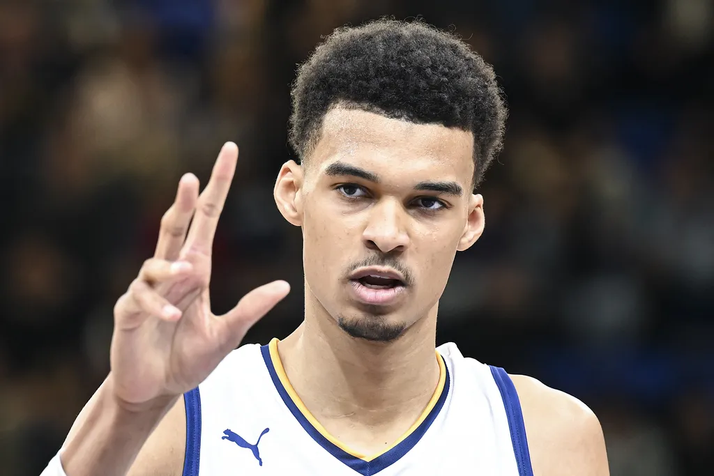NBA: Wembanyama tem rea&ccedil;&atilde;o hil&aacute;ria com pick 1 dos Spurs e &lsquo;veste a camisa&rsquo;