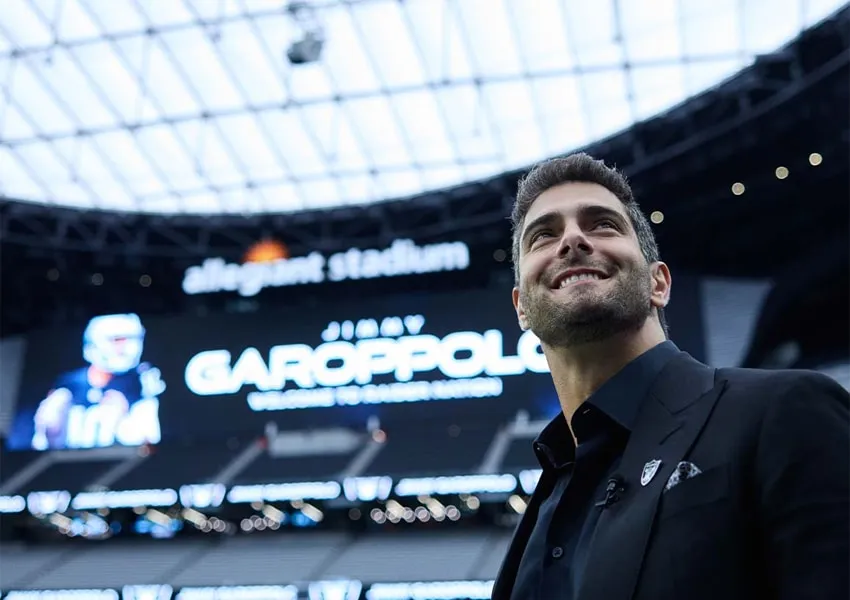 NFL: Garoppolo sofre com terceira cirurgia e preocupa novo time