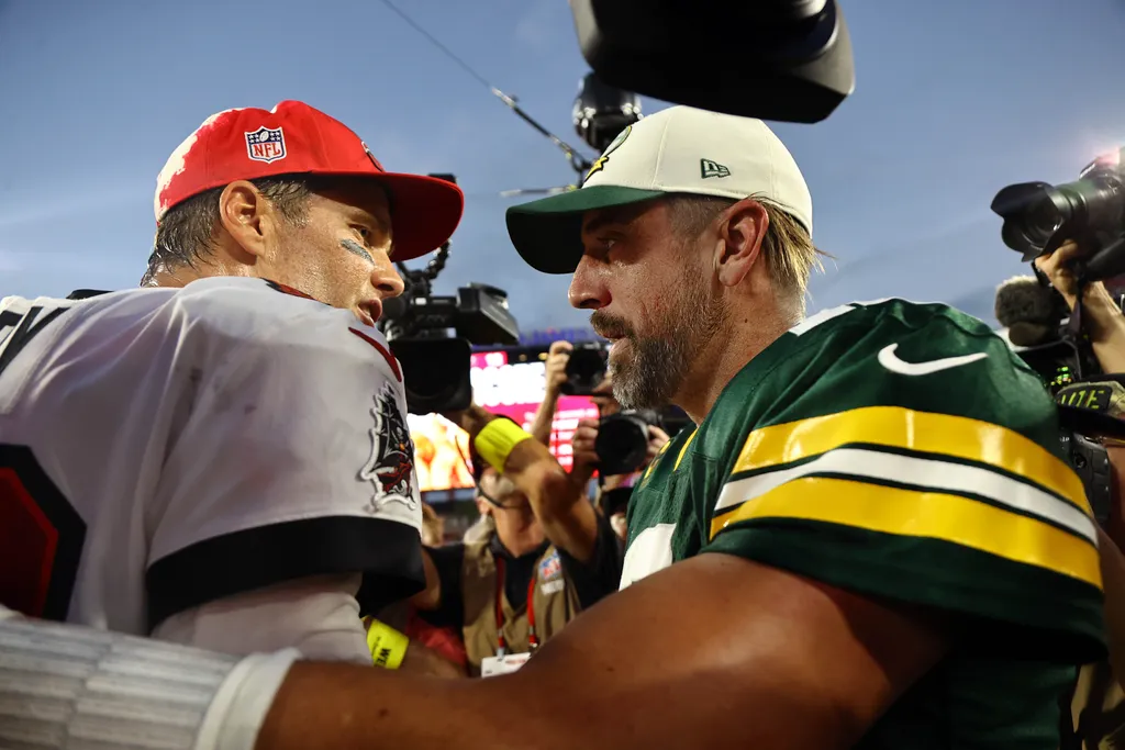 NFL: crise amea&ccedil;a t&eacute;cnico dos Patriots gra&ccedil;as a Brady e Rodgers