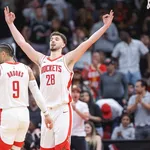 NBA: Rockets vencem duelo do Texas com show de piv&ocirc; turco