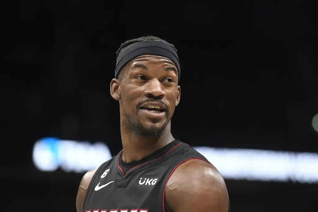 Gente como a gente: Jimmy Butler se choca com pre&ccedil;o da gasolina nos EUA
