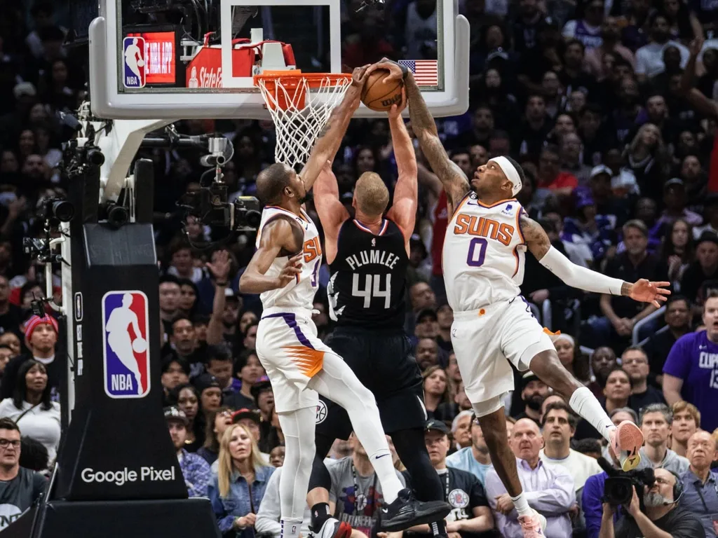 NBA: dia inspirado de Westbrook &eacute; anulado por 61 pontos de Booker e Durant