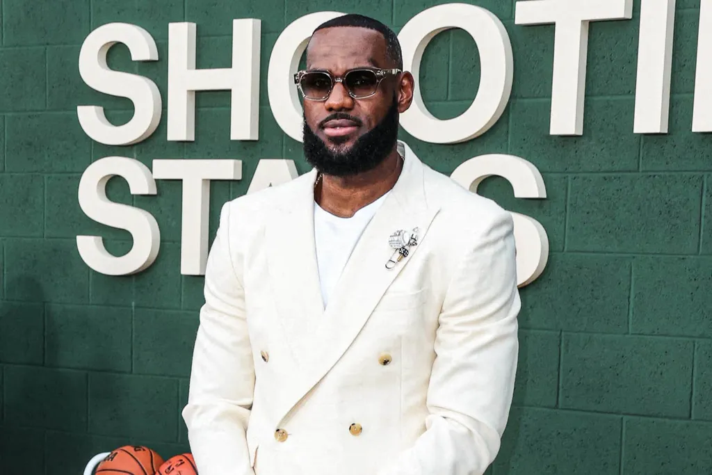 NBA: LeBron James ganha PS5 personalizado e instiga com promessa ousada
