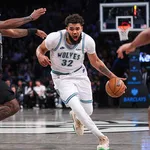 NBA: Karl-Anthony Towns garante vit&oacute;ria apertada dos Timberwolves sobre os Nets