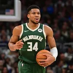 NBA: Mesmo sem t&eacute;cnico, Bucks vence com o brilho de seu Gigante