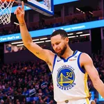 Curry dedica vit&oacute;ria dos Warriors a assistente que morreu: &lsquo;Foi dif&iacute;cil&rsquo;