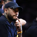 NBA: Neymar Jr. marca presen&ccedil;a em jogo dos Warriors e recebe camisa autografada