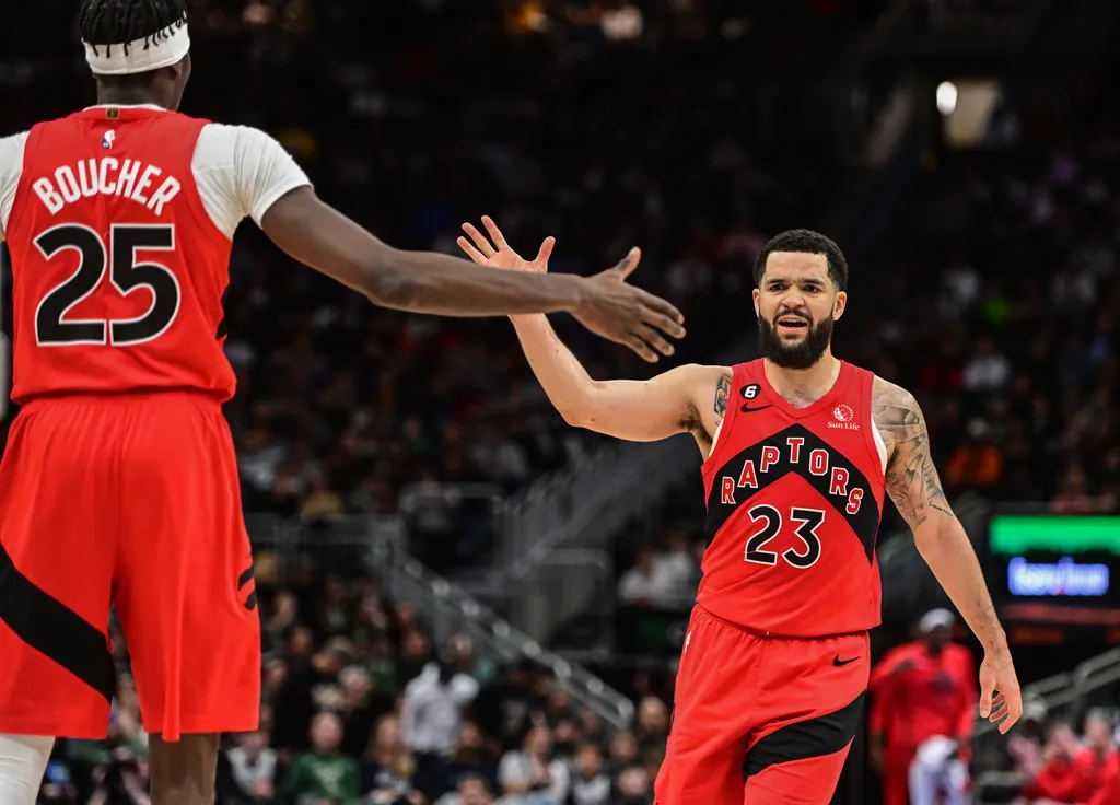 O armador do Toronto Raptors, Fred VanVleet, reage com o ala Chris Boucher durante o jogo contra o Milwaukee Bucks. Cr&eacute;dito: Benny Sieu/Icon Sport