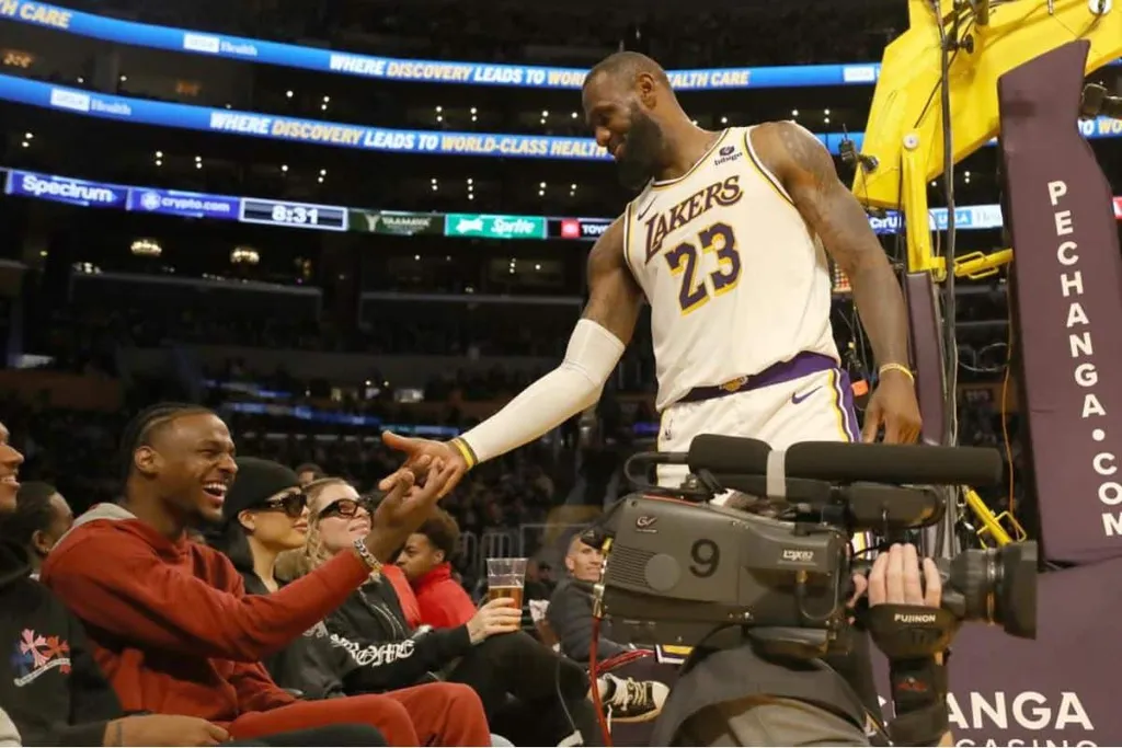 Ap&oacute;s parada card&iacute;aca, filho de LeBron James &eacute; liberado para estrear na NCAA