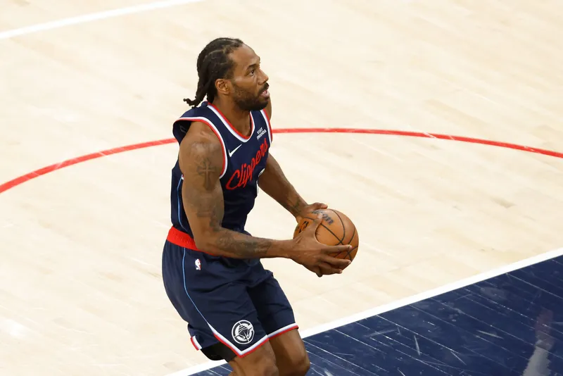 [NBA] Kawhi Leonard fica semanas fora dos Raptors ap&oacute;s apenas 52 minutos de temporada