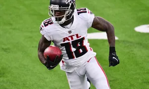 Calvin Ridley, do Atlanta Falcons, se afasta do futebol americano
