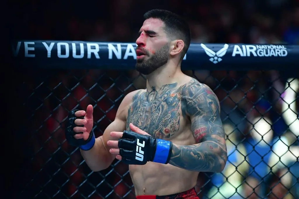 Fim de uma era! Topuria surpreende e tira cintur&atilde;o de Volkanovski no UFC 298