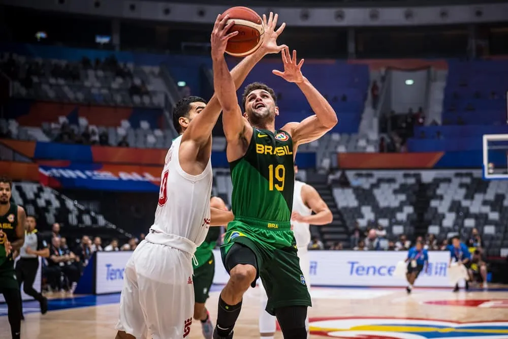Exame confirma les&atilde;o grave e Raul Neto est&aacute; fora da Copa do Mundo de Basquete