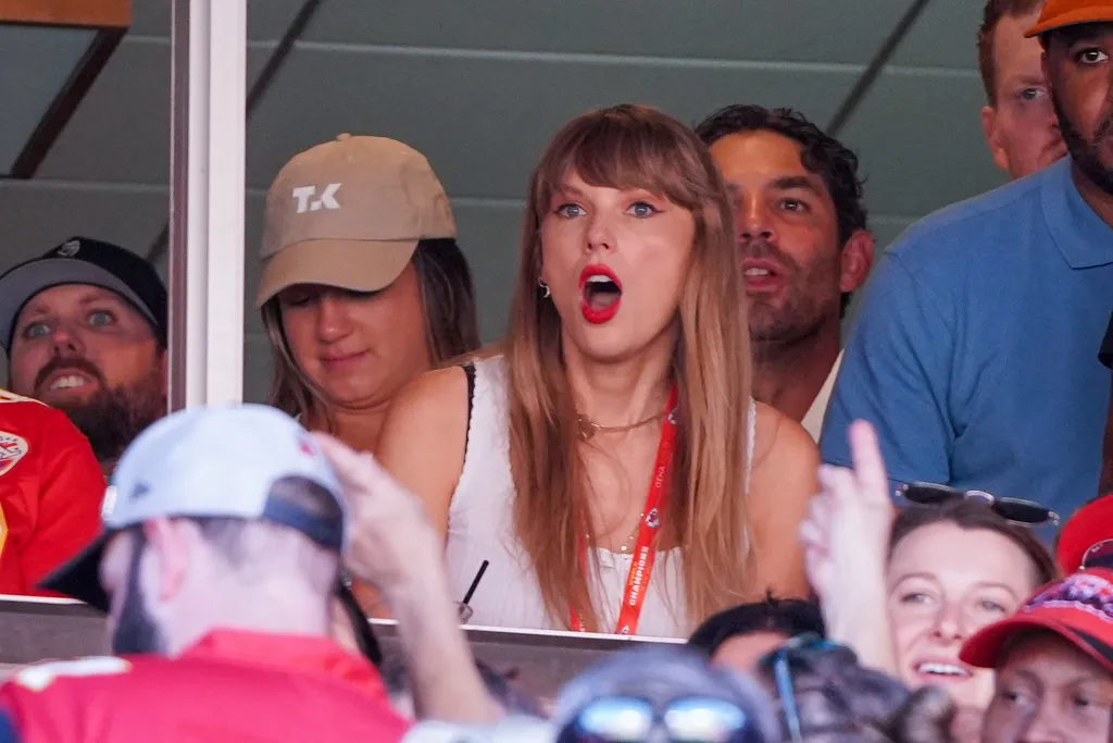 Travis Kelce deixa est&aacute;dio ao lado de Taylor Swift, e at&eacute; NFL comemora