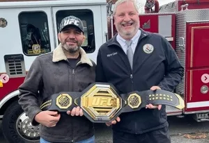 Glover Teixeira é homenageado com a chave da cidade americana de Danbury