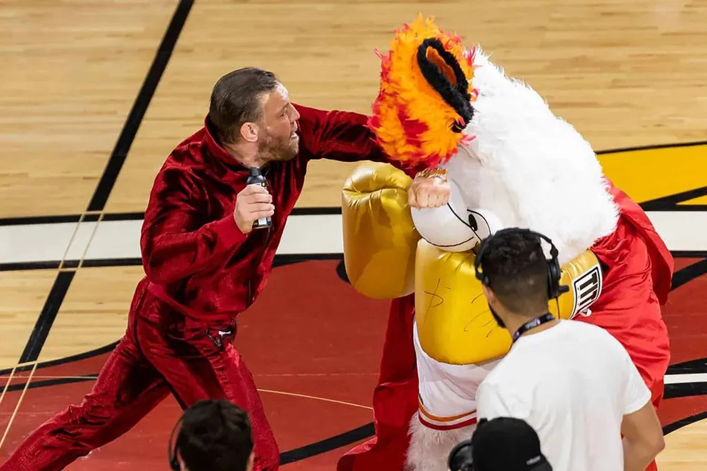 Heat atualiza estado de mascote ap&oacute;s porrada de McGregor e hospital