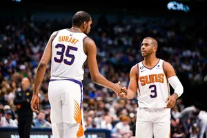 Kevin Durant e o armador Chris Paul do Phoenix Suns