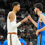 NBA: Chet Holmgren elogia Wembanyama, que faz pouco caso ap&oacute;s derrota