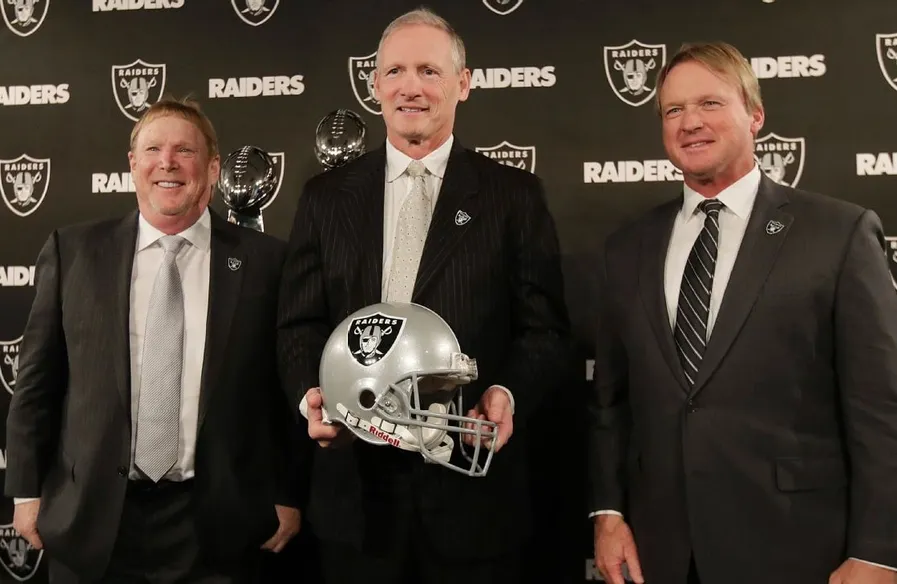Mark Davis, Mike Mayock e Jon Gruden, dono, GM e t&eacute;cnico do Oakland Raiders