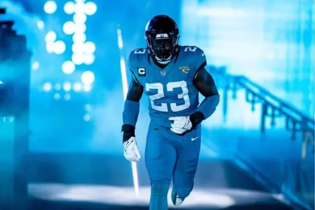 NFL: R$ 225,9 milh&otilde;es para seguir no mesmo emprego? Jaguars renovam contrato com linebacker
