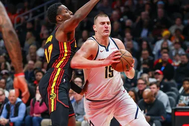 Nikola Jokic em a&ccedil;&atilde;o na NBA com a camisa do Denver Nuggets