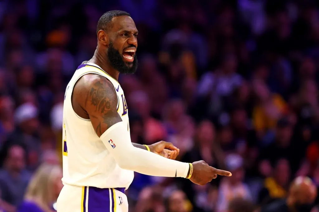 NBA: LeBron James se irrita com proje&ccedil;&otilde;es do draft e sai em defesa do filho