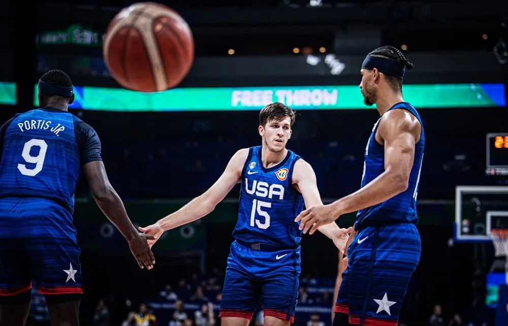 Copa do Mundo de Basquete: armador dos Lakers lidera vit&oacute;ria contra a Gr&eacute;cia e EUA garante classifica&ccedil;&atilde;o