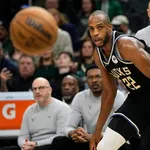 NBA: Khris Middleton sofre les&atilde;o e vira preocupa&ccedil;&atilde;o nos Bucks